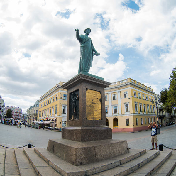 Памятник герцогу де Ришелье - первый памятник Одессы, открытый в 1828 году. Памятник Дюку - это один из символов Одессы, возведенный одному из первых градоначальников города. Герцог де Ришелье руководил городом 11 лет и внес огромную лепту в становление и процветание Южной Пальмиры.