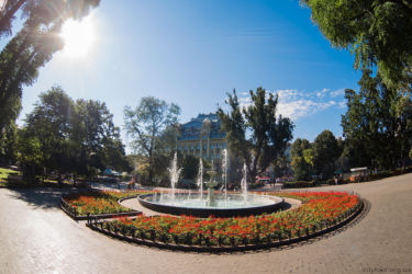 Городской сад расположен на Дерибасовской, центральной улице Одессы. Сад был заложен Феликсом Де Рибасом, братом основателя Одессы Йосифа Де Рибаса в 1803 году. В 2007 году Горсад был открыт после реконструкции, была открыта новая ротонда и музыкальный фонтан. Городской сад – излюбленное место отдыха одесситов и гостей города. Фонтан духов в Городском саду Одессы