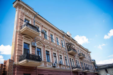 Дом в Воронцовском переулке интересен своей неправильной формой. Если двигаться вдоль дома со стороны Воронцовского дворца, то у края дома создаётся иллюзия отсутствия боковой стены, откуда и произошло название объекта. Дом кажется плоским (порой его так и называют, а также домом ведьм).
Построен в 1889 г. Архитектор — Д.Я.Климов. Первый владелец — Рафалович. Дом с одной стеной или Ведьмин дома