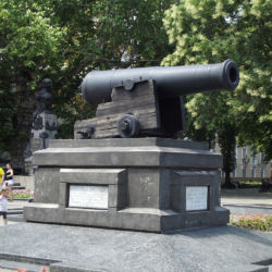 Памятник на Приморском бульваре города Одессы, посвящённый успешному отражению нападения англо-французской эскадры на Одессу во время Крымской (Восточной) войны 1854—1855 годов. Памятник-пушка с корабля Тигр - экскурсии по Одессе