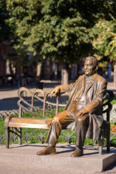 Памятник Леониду Утесову расположен на Дерибасовской - одной из самых известных одесских улиц. Он был создан знаменитым скульптором Александром Токаревым на средства местных жителей. Монумент известному одесскому исполнителю и актеру торжественно открыли 2 сентября 2000 года ко дню празднования 206-летия Одессы. Памятник Утёсову в Одессе. Городской сад \ Дерибасовская