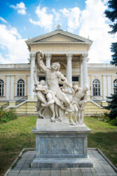 Лаокоон – мраморная скульптура, копия знаменитой скульптуры «Лаокоон и его сыновья», установленная в Одессе перед зданием Одесского археологического музея на улице Пушкина. Скульптура была сделана по заказу Одесского городского головы Георгия Маразли в 1869 году. Лаокоон - мраморная статуя возле Археологического музея
