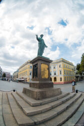 Памятник герцогу де Ришелье - первый памятник Одессы, открытый в 1828 году. Памятник Дюку - это один из символов Одессы, возведенный одному из первых градоначальников города. Герцог де Ришелье руководил городом 11 лет и внес огромную лепту в становление и процветание Южной Пальмиры. Памятник Ришелье или Дюку