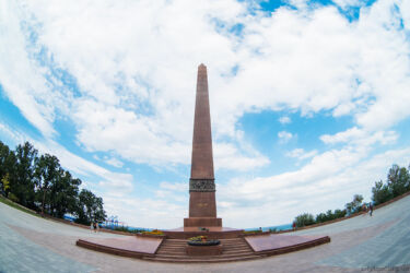 Памятник неизвестному матросу находится на территории Центрального парка культуры и отдыха имени Тараса Шевченко. Это мемориальный комплекс, увековечивающий память советских моряков, павших при защите и освобождении Одессы в годы Второй Мировой войны. Памятник неизвестному матросу